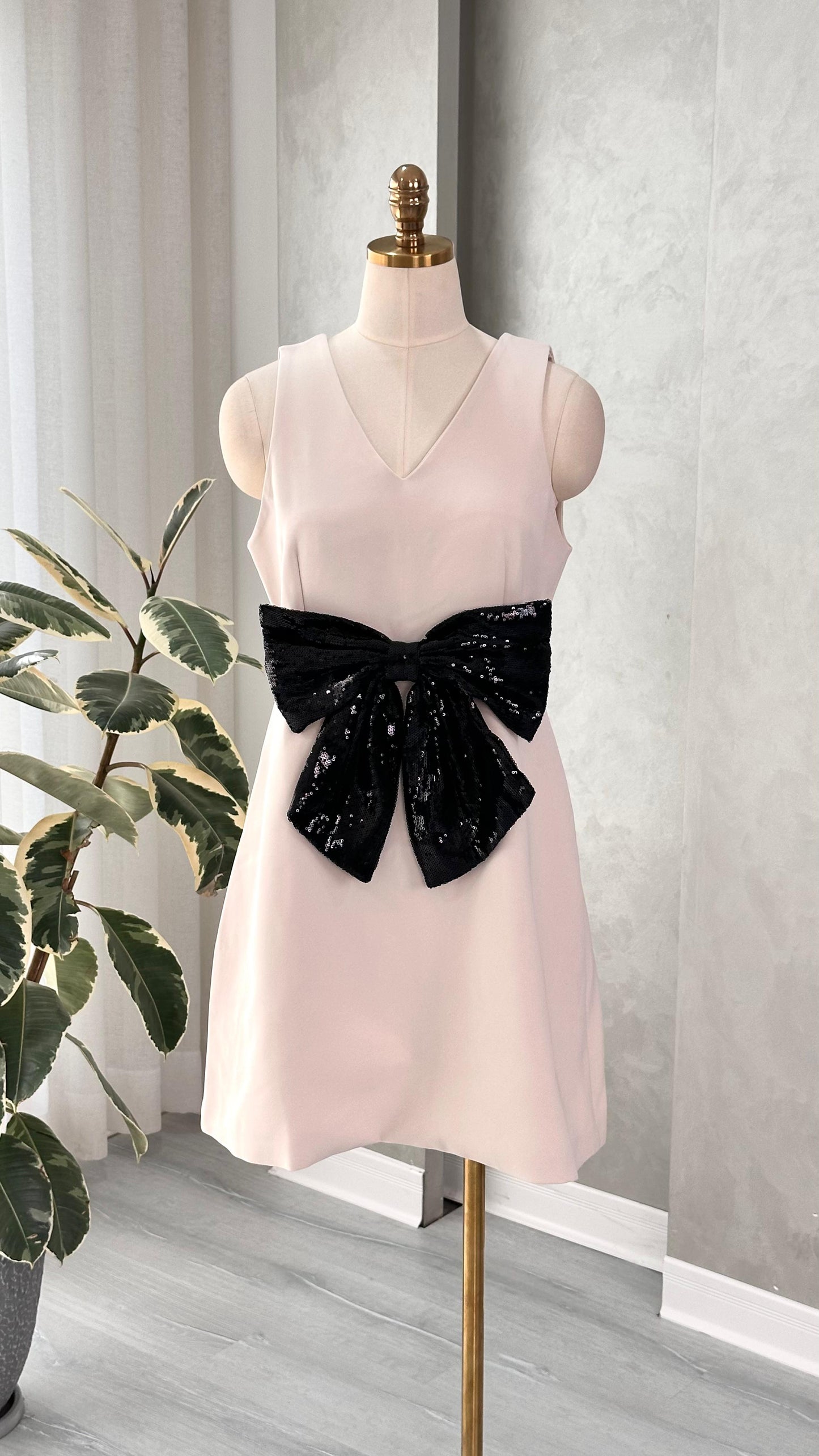 فستان نسائي مع ربطة فيونكا