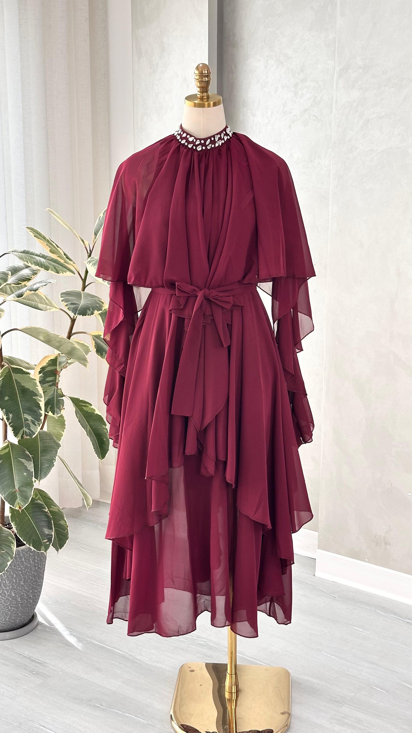 فستان نسائي مع ياقة كريستال