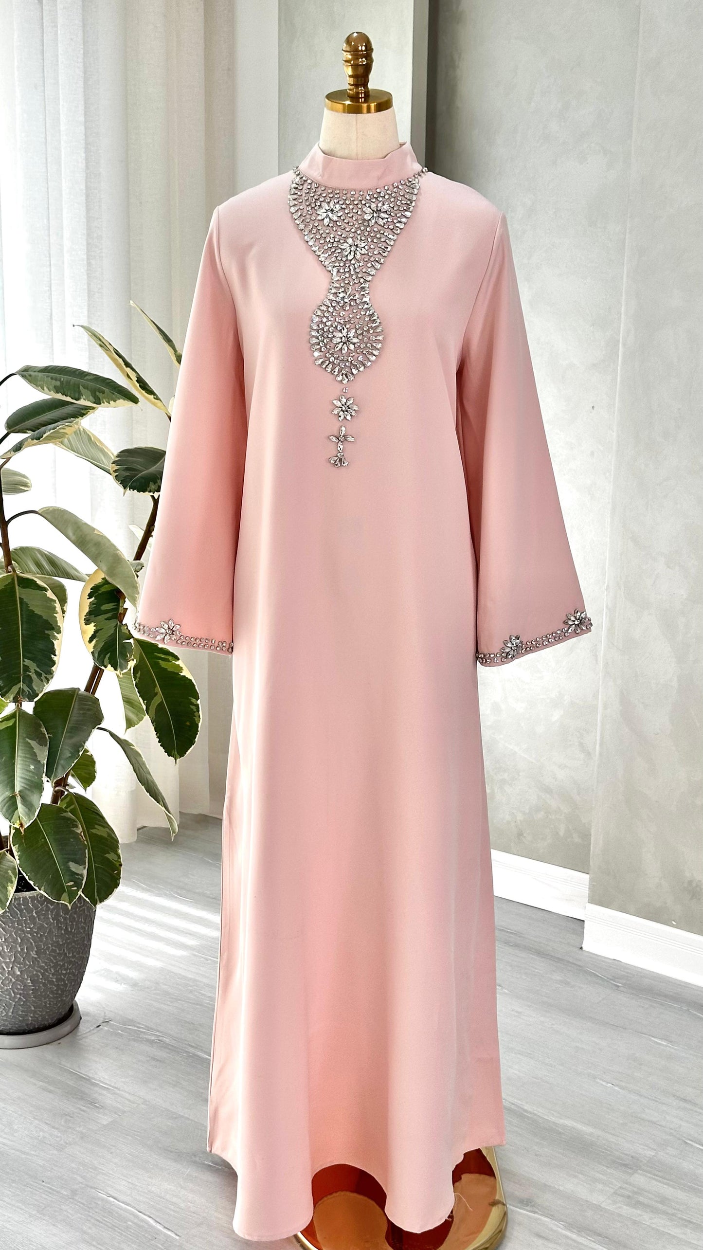 فستان نسائي بياقة مطرزة