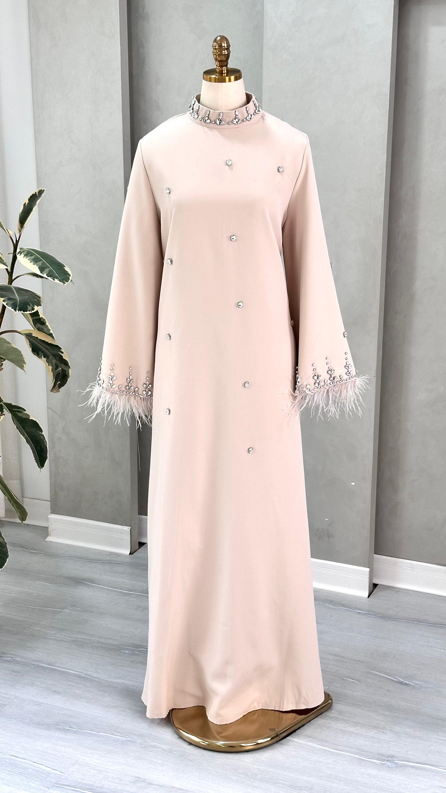 فستان نسائي مع ريش