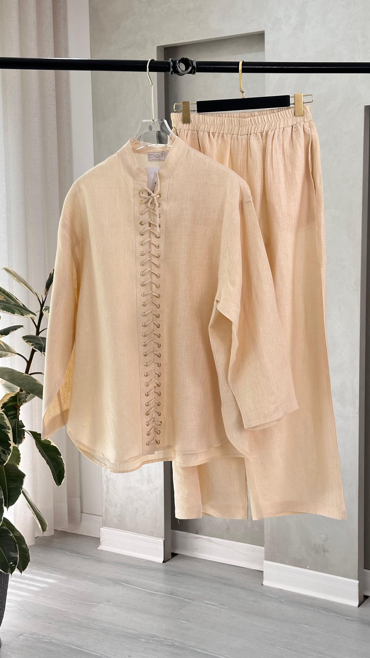 بدلة نسائي برباط امامي