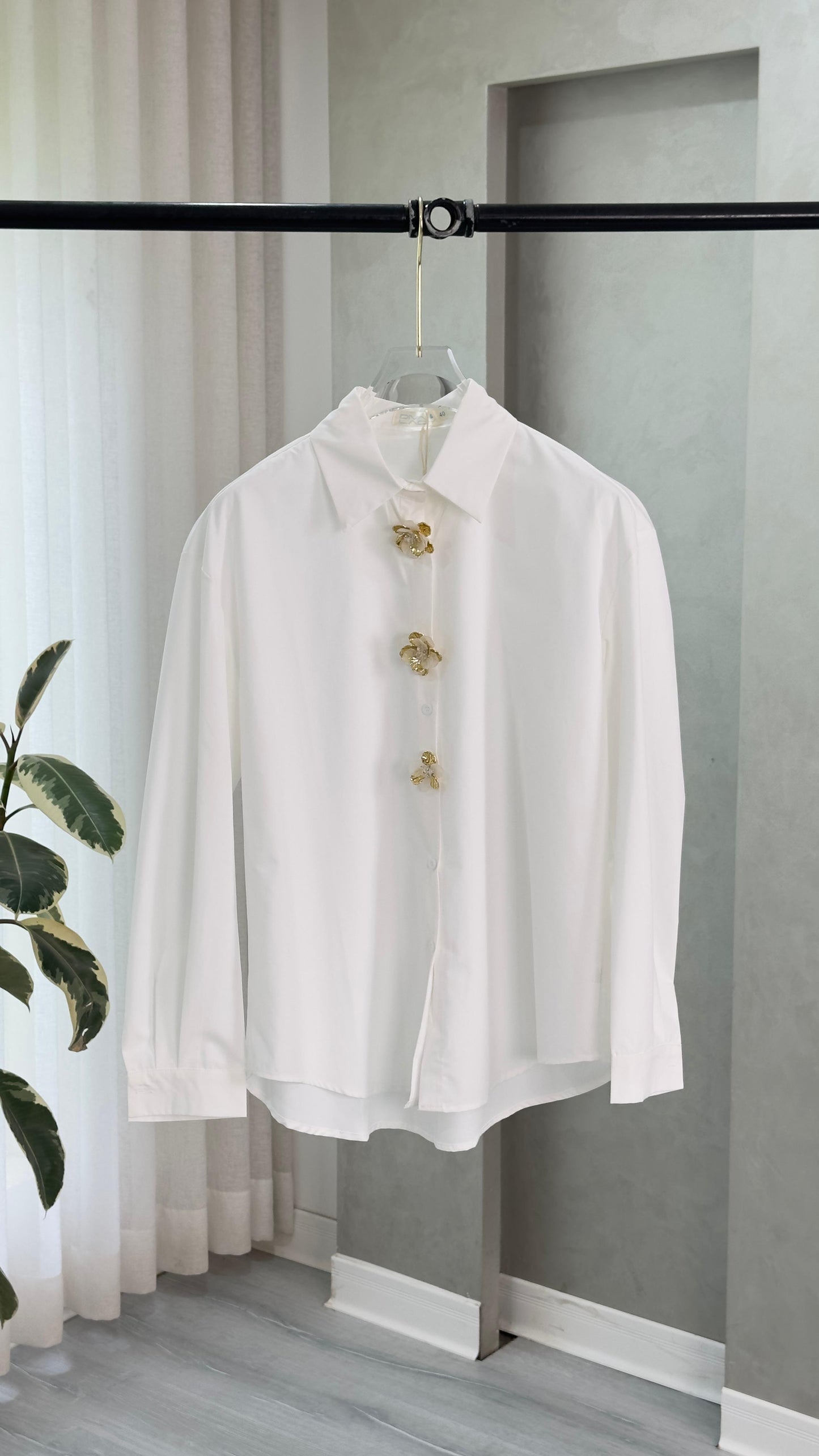 قميص نسائي بازرار كبيرة