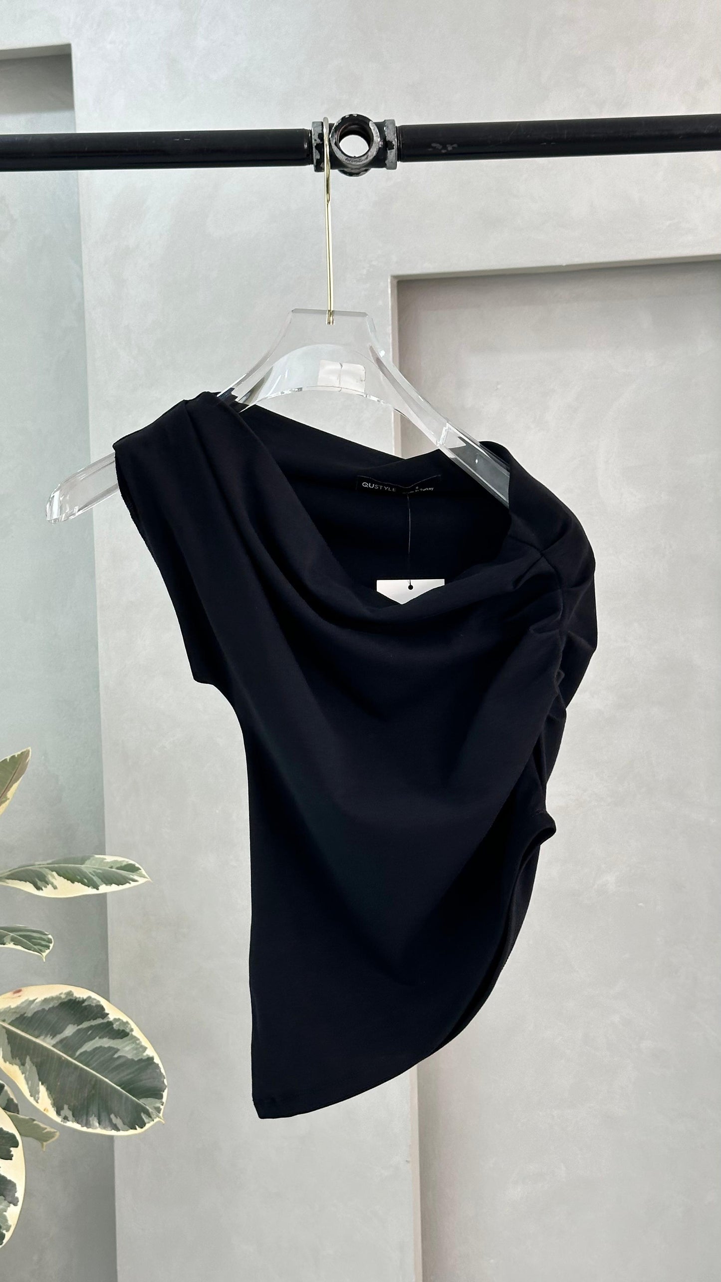 توب نسائي بكتف