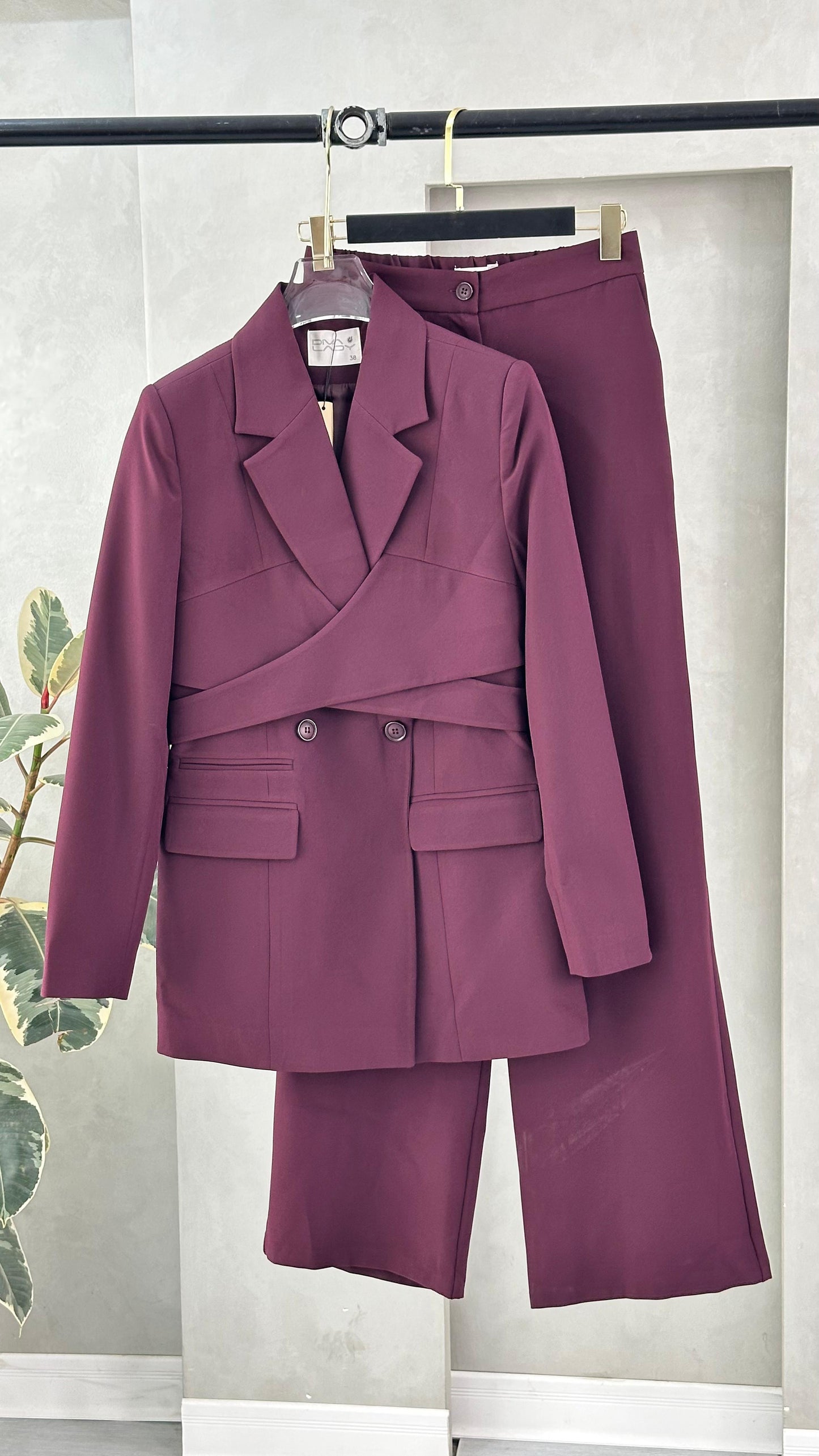 بدلة نسائي موديل عصري