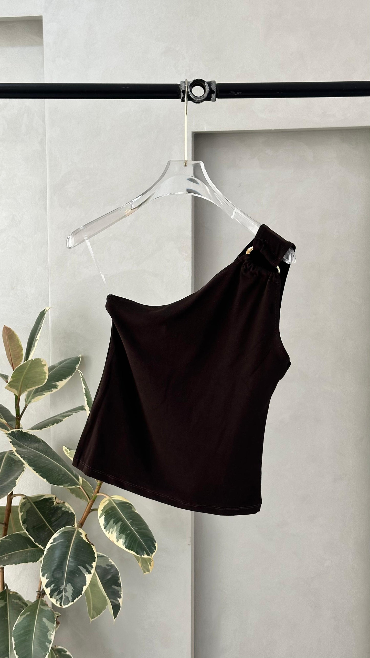 توب نسائي بكتف واحد