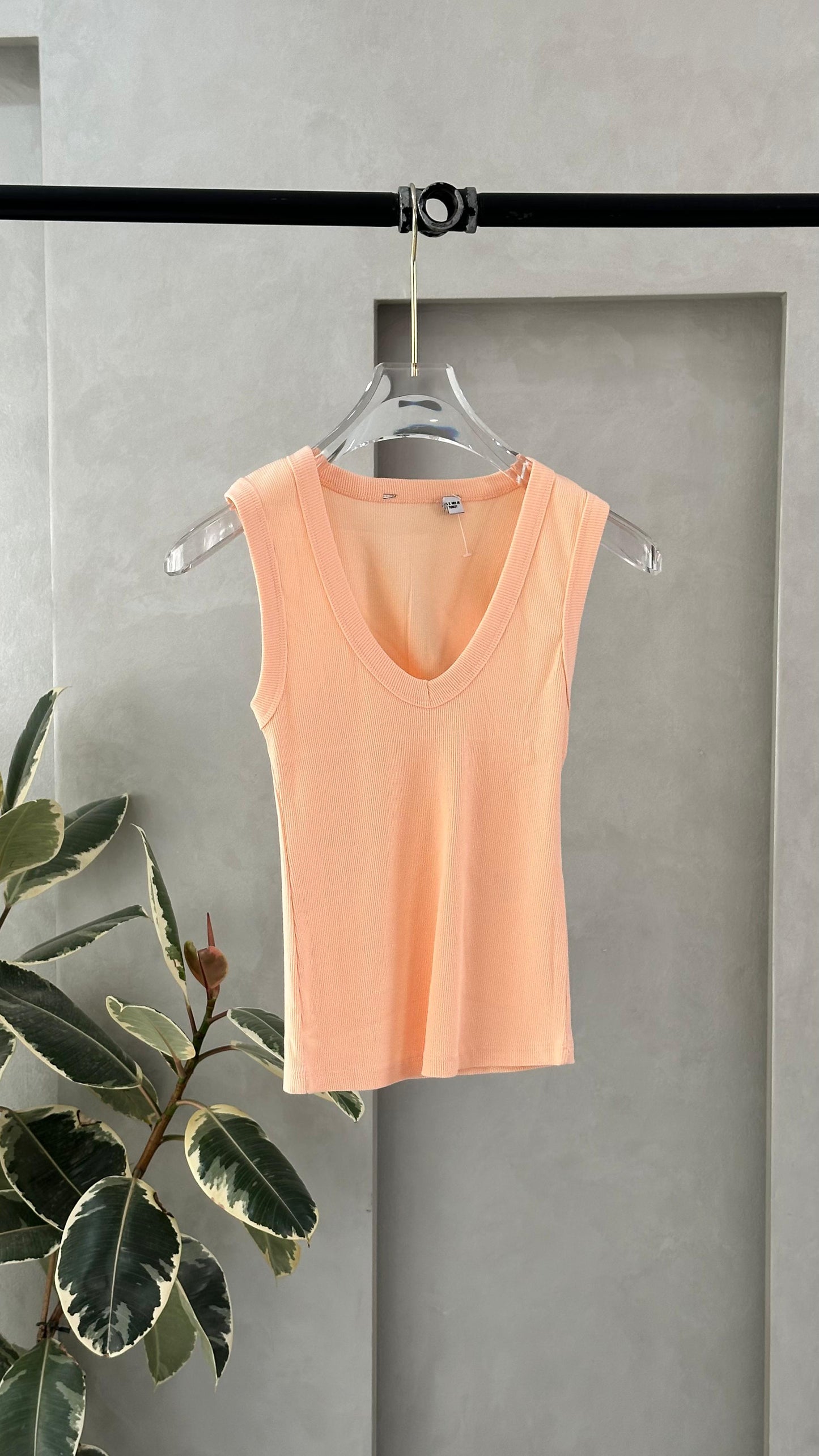 توب نسائي خفيف