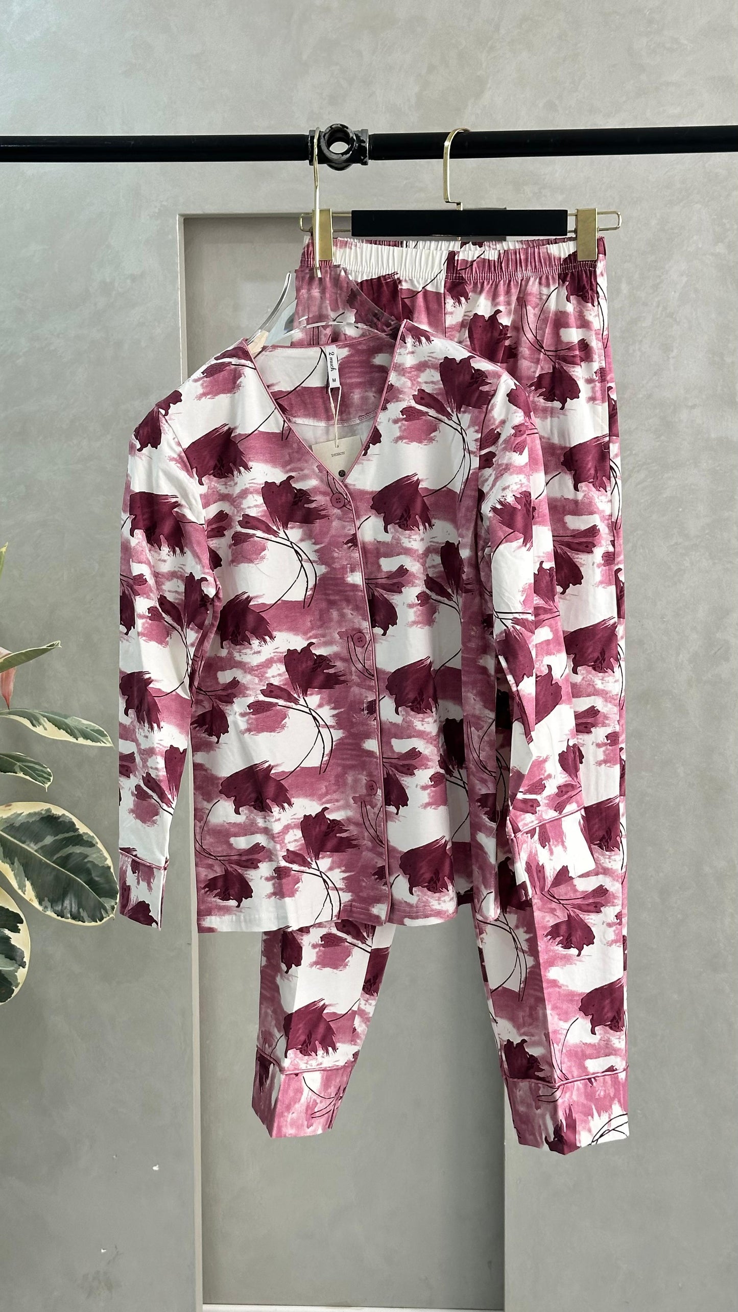 بيجامة نسائي بنقوش موردة