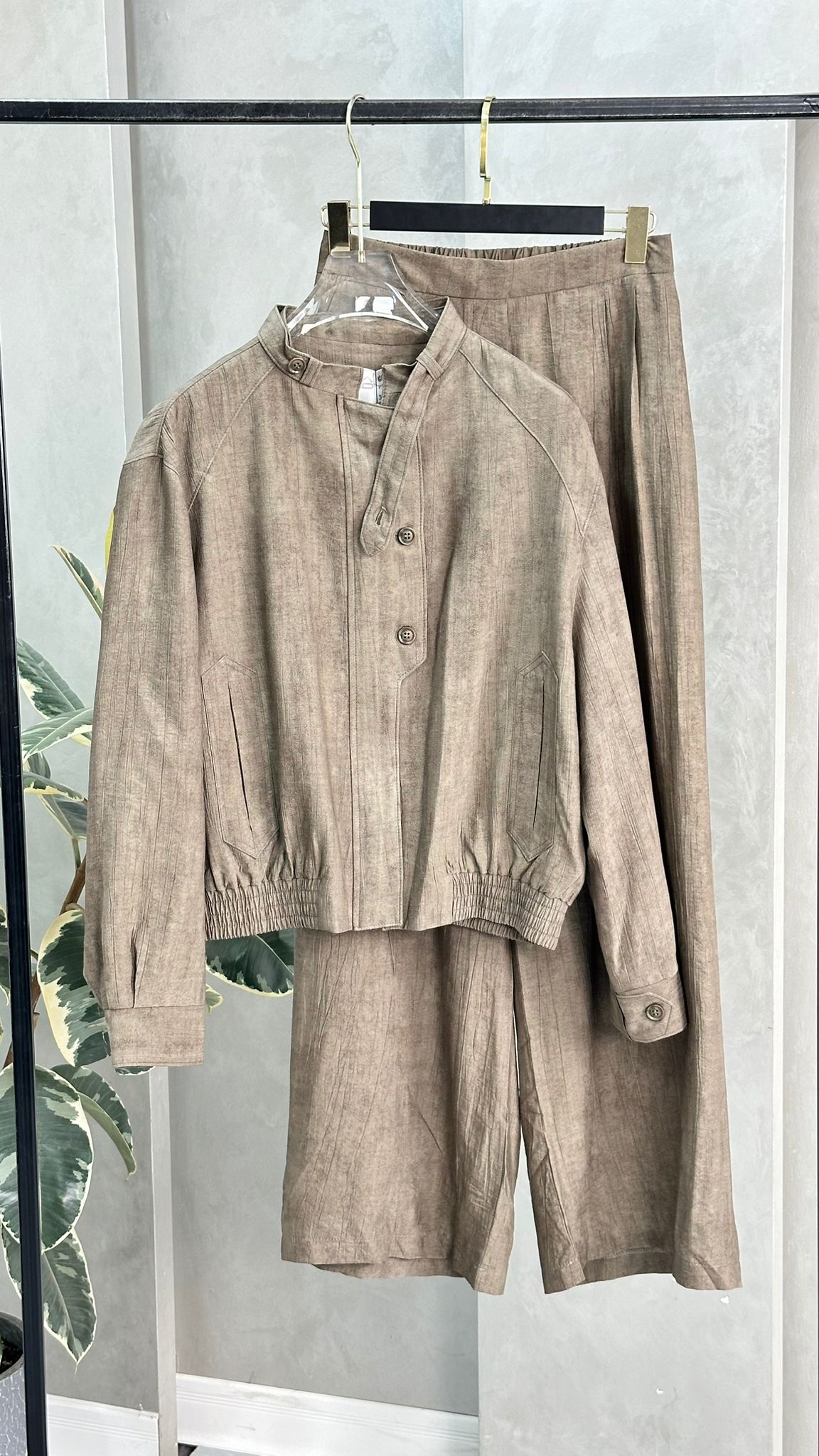 بدلة نسائي بنطال عريض