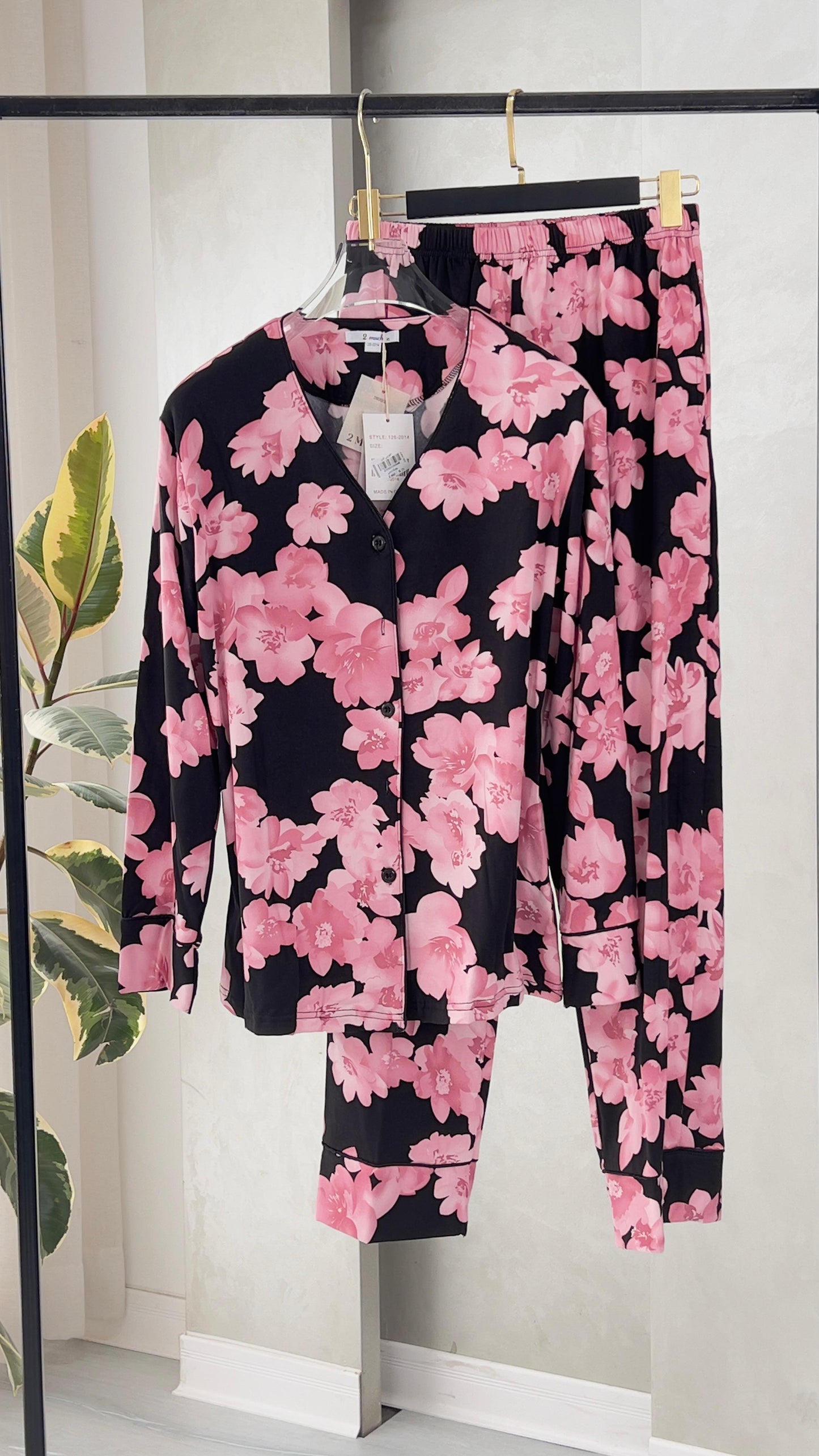 بيجامة نسائي بزهور كبيرة