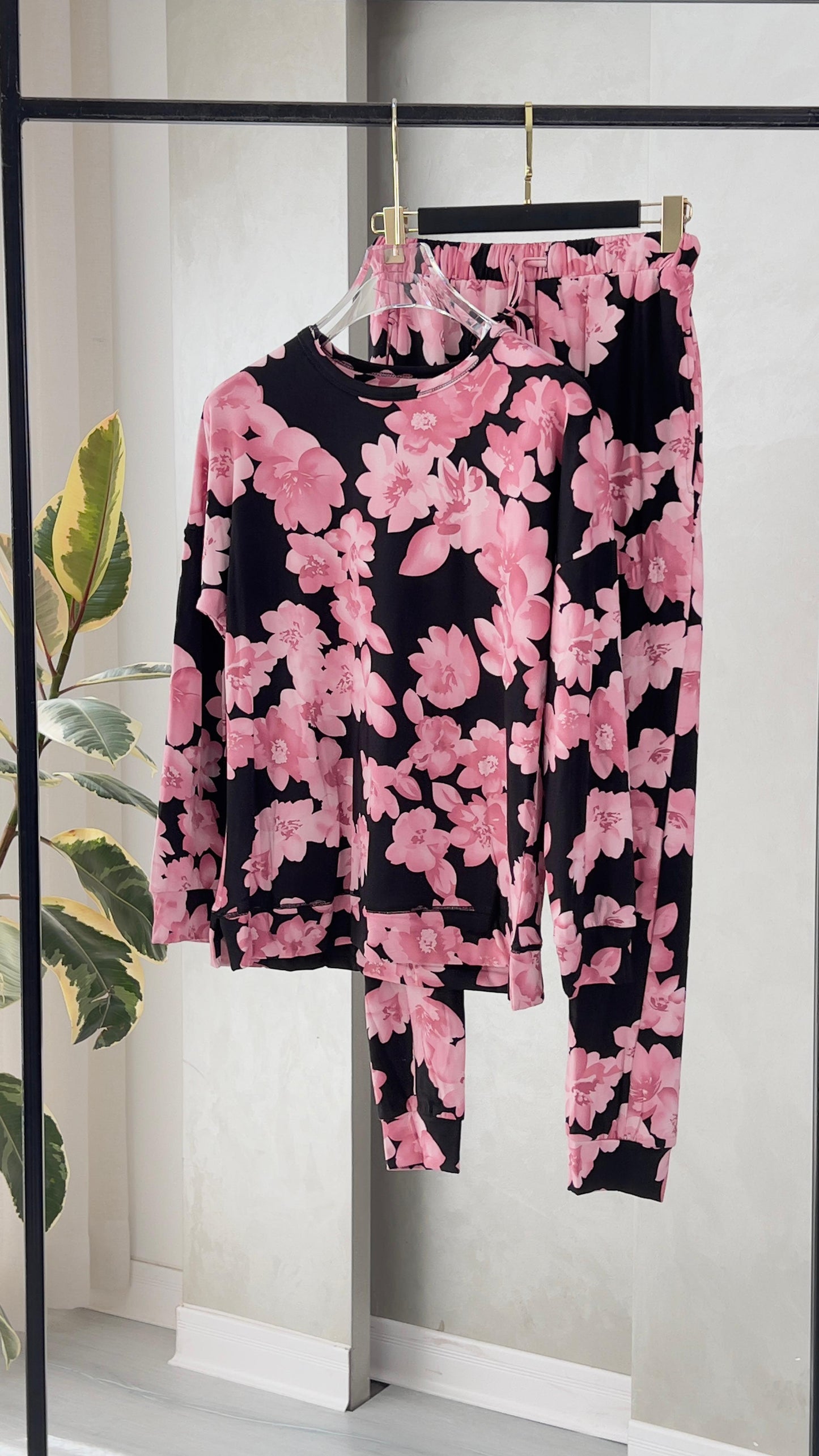 بيجامة نسائي زهور واضحة