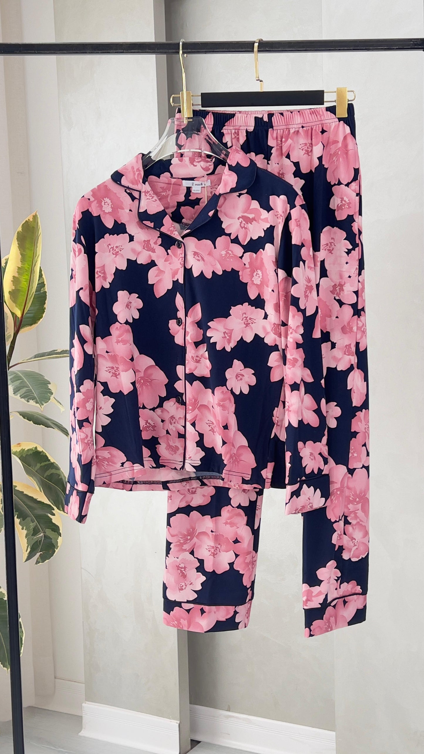 بيجامة نسائي بنقش ازهار