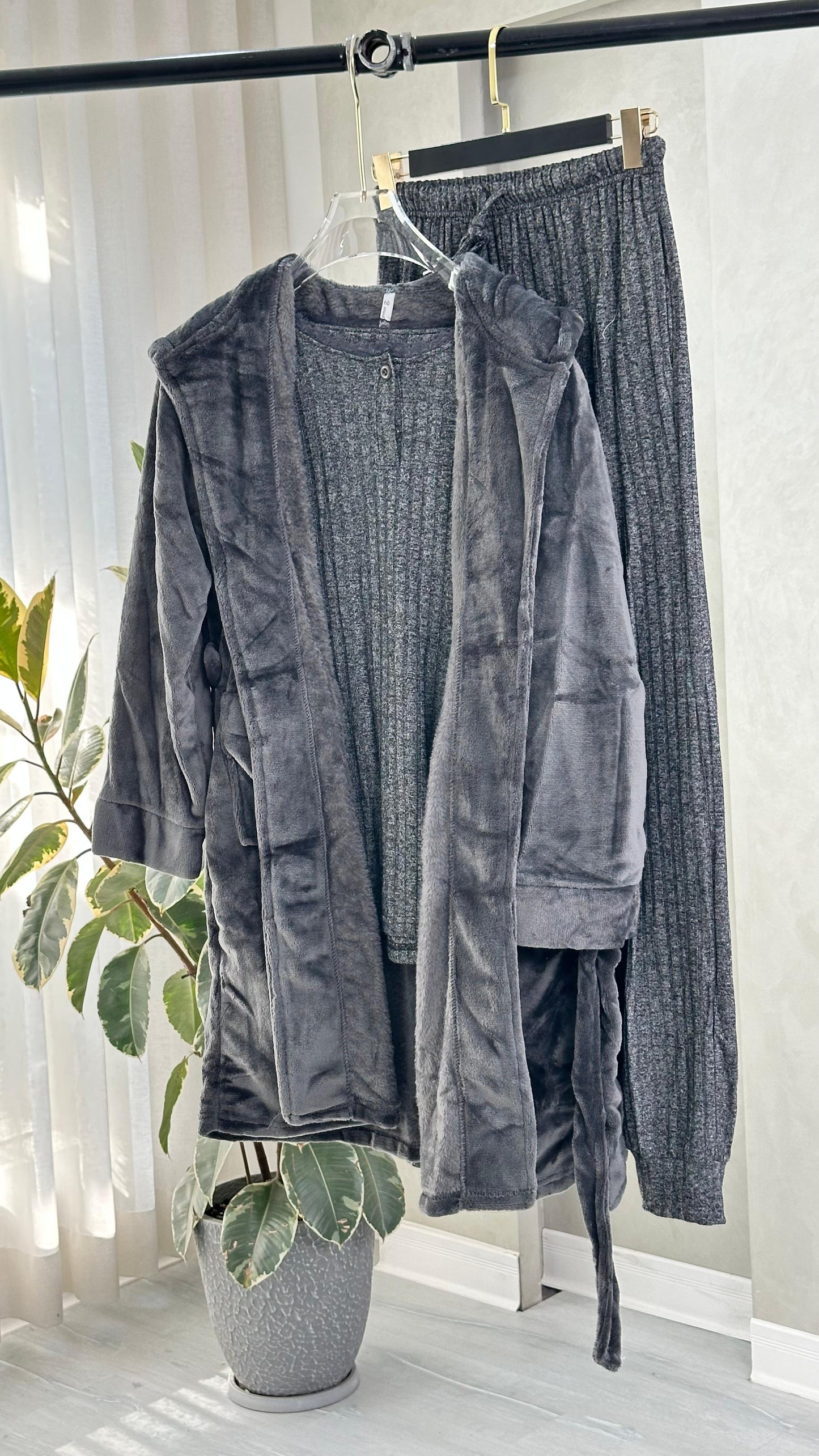 بيجامة نسائي مقلمة داخلياً