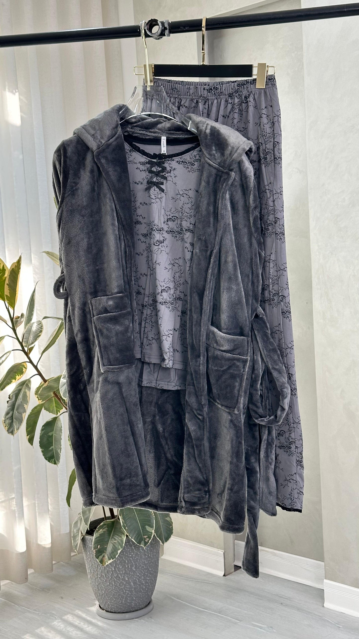 بيجامة نسائي مموهة داخلياً