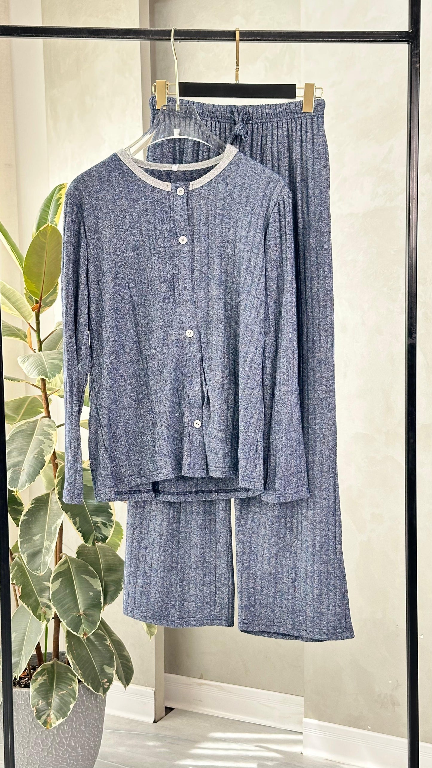 بيجامة نسائي عريضة بازرار