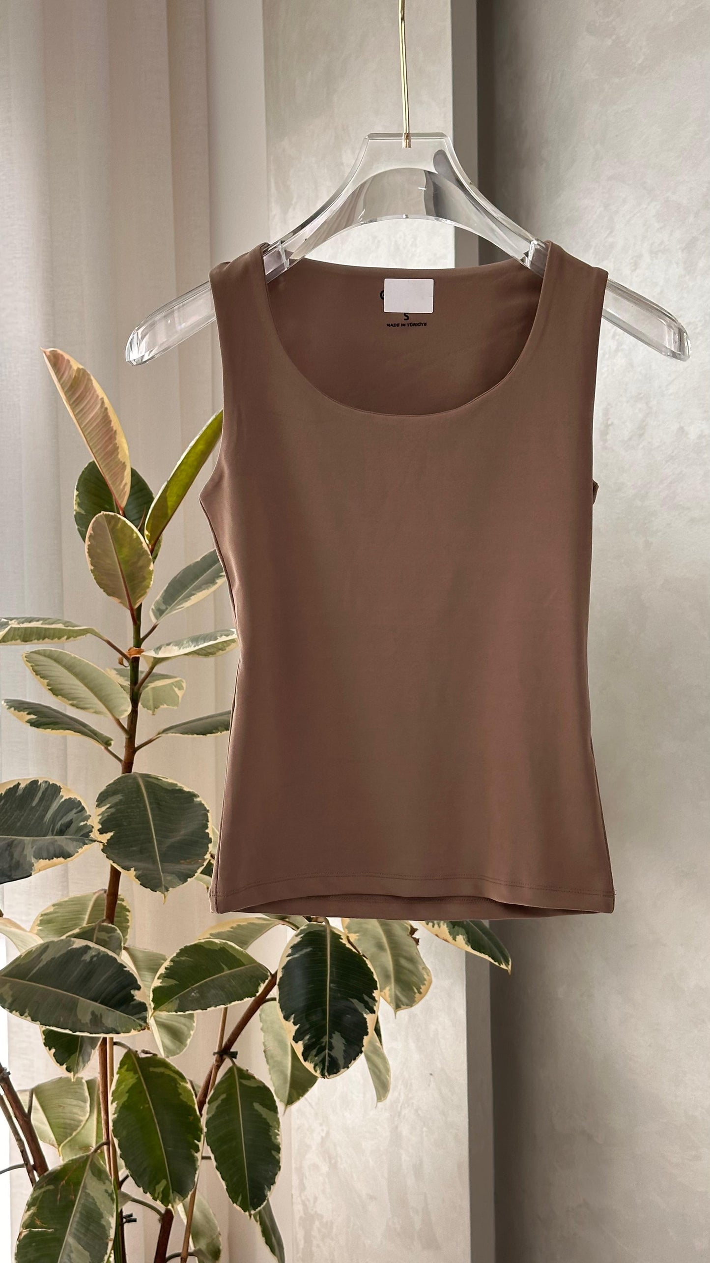 توب نسائي من غير اكمام