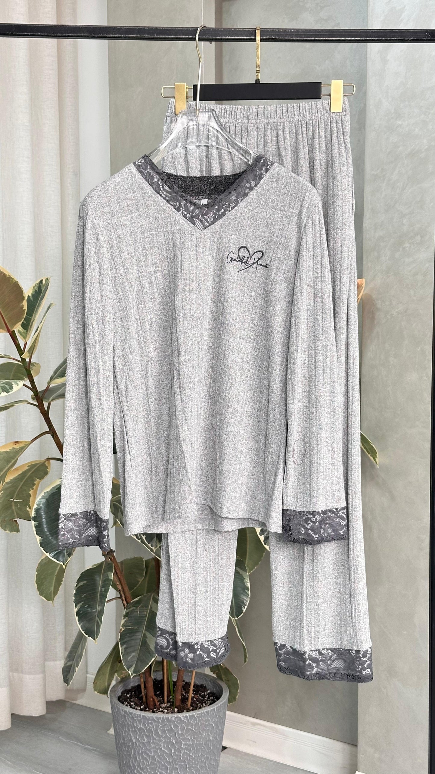 بيجامة نسائي باطراف ذو سوار