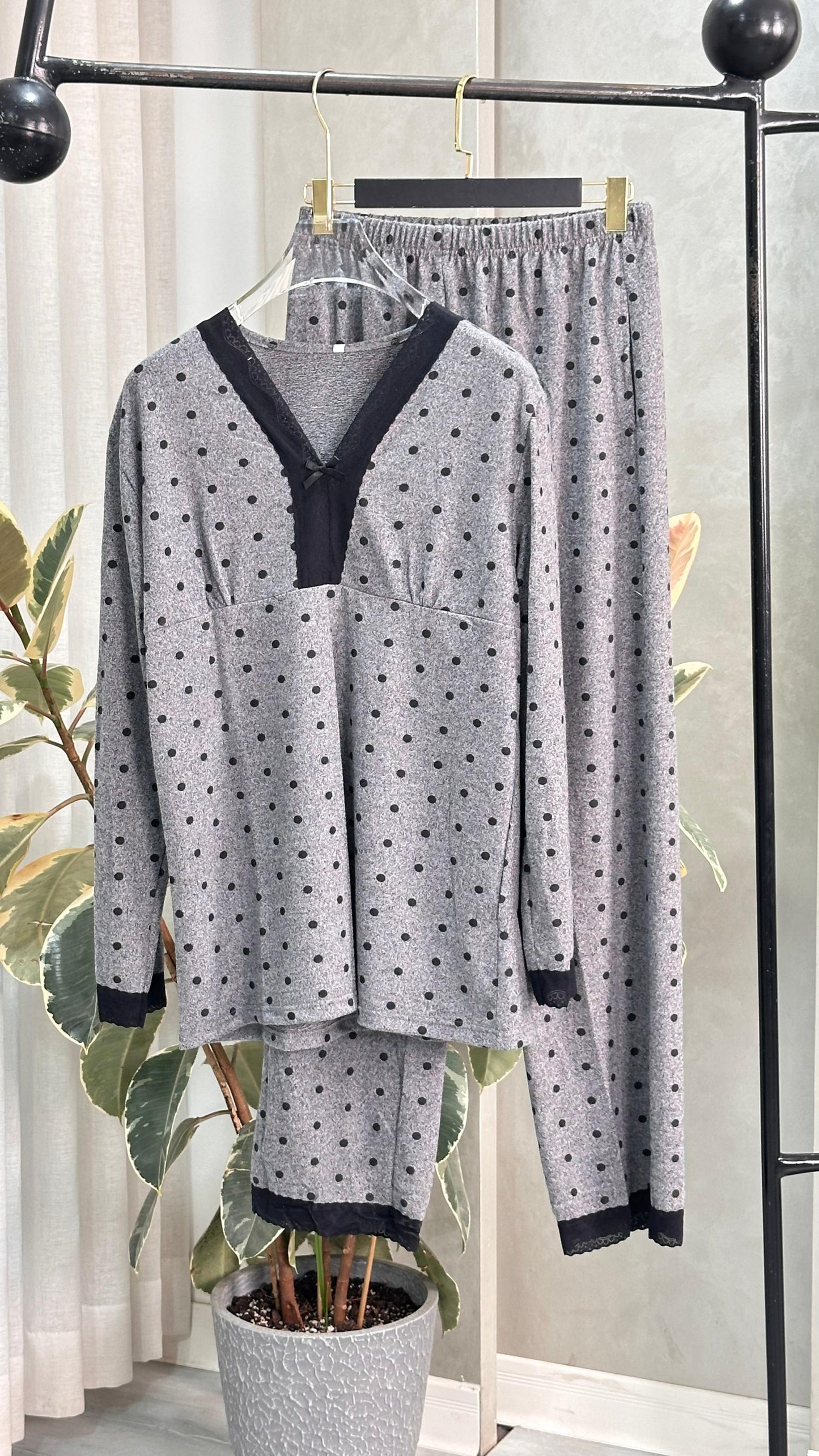 بيجامة نسائي منقطة