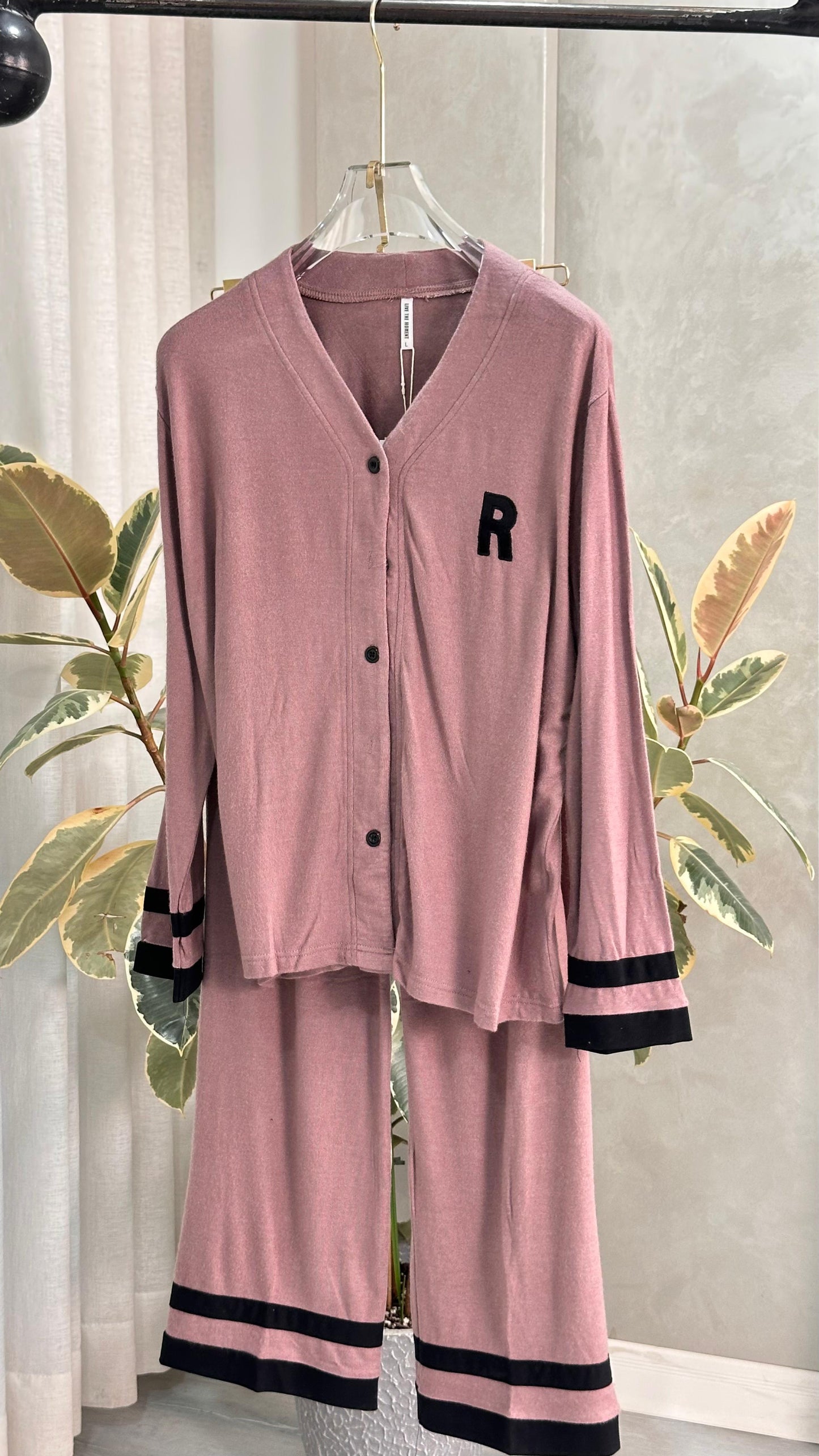 بيجامة نسائي مع تطريز