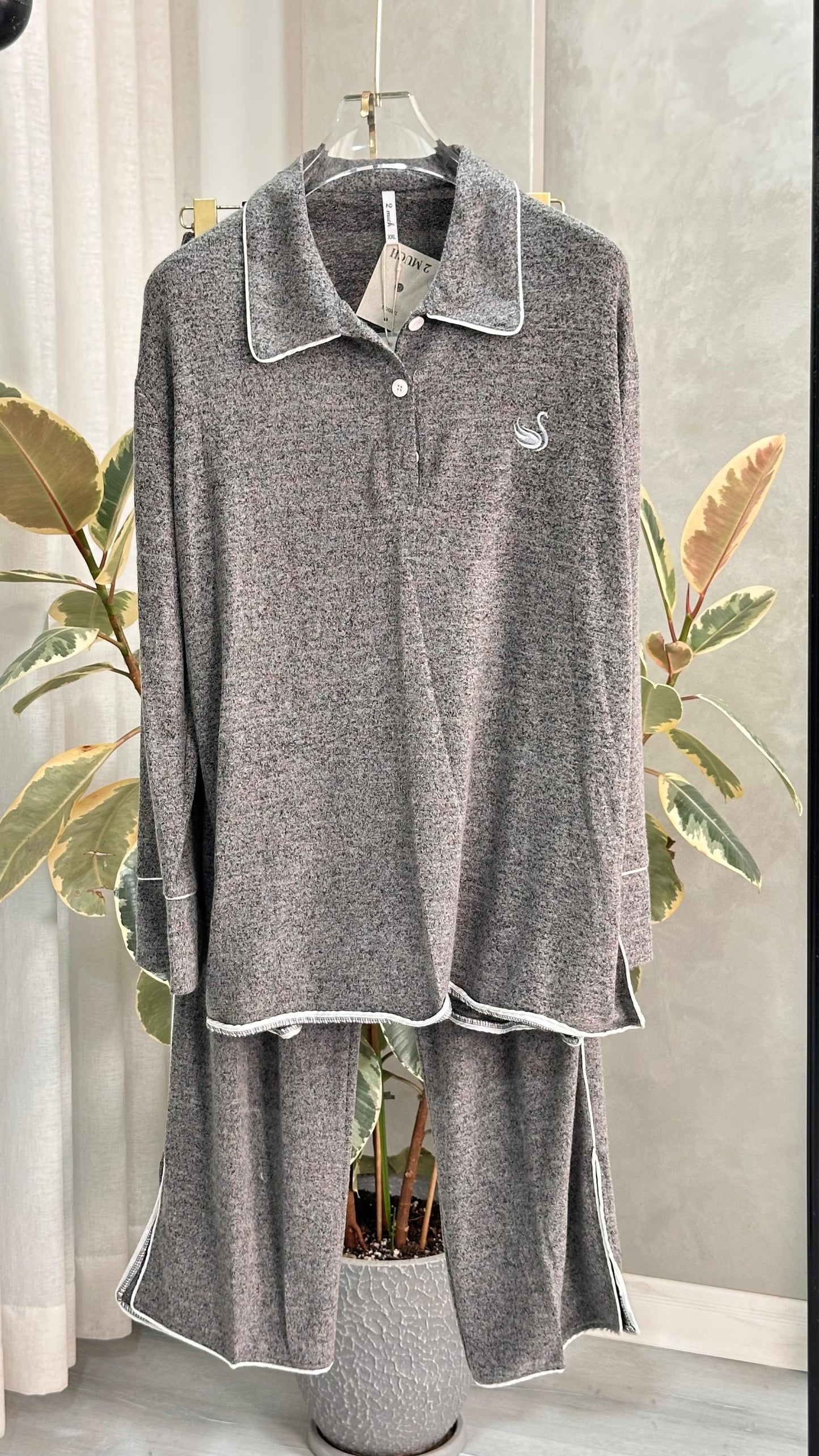 بيجامة نسائي مع ياقة