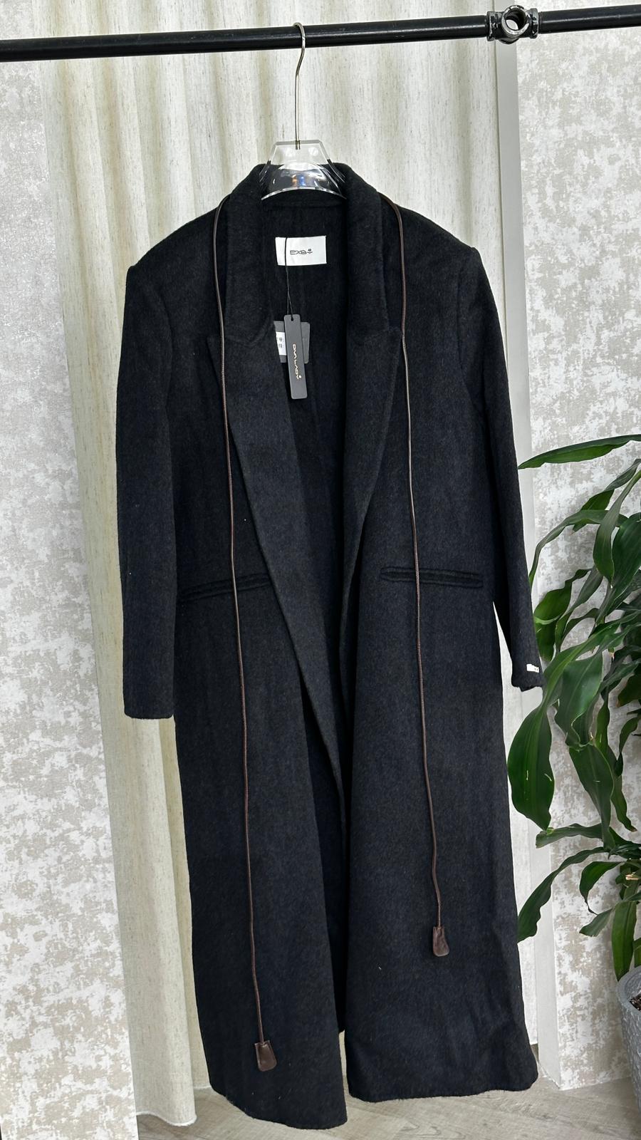 جاكيت نسائي مغلق بشكل مستقيم