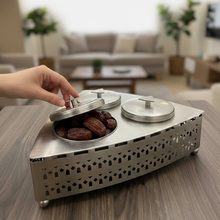 صينية مع تمرية ثلاثية معدنية بنقوش هندسية