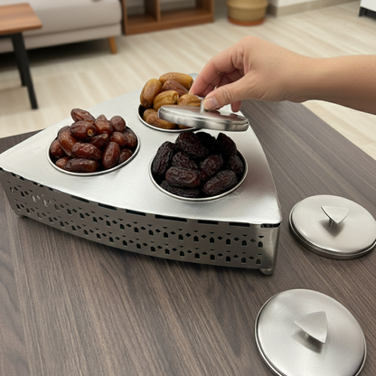 صينية مع تمرية ثلاثية معدنية بنقوش هندسية