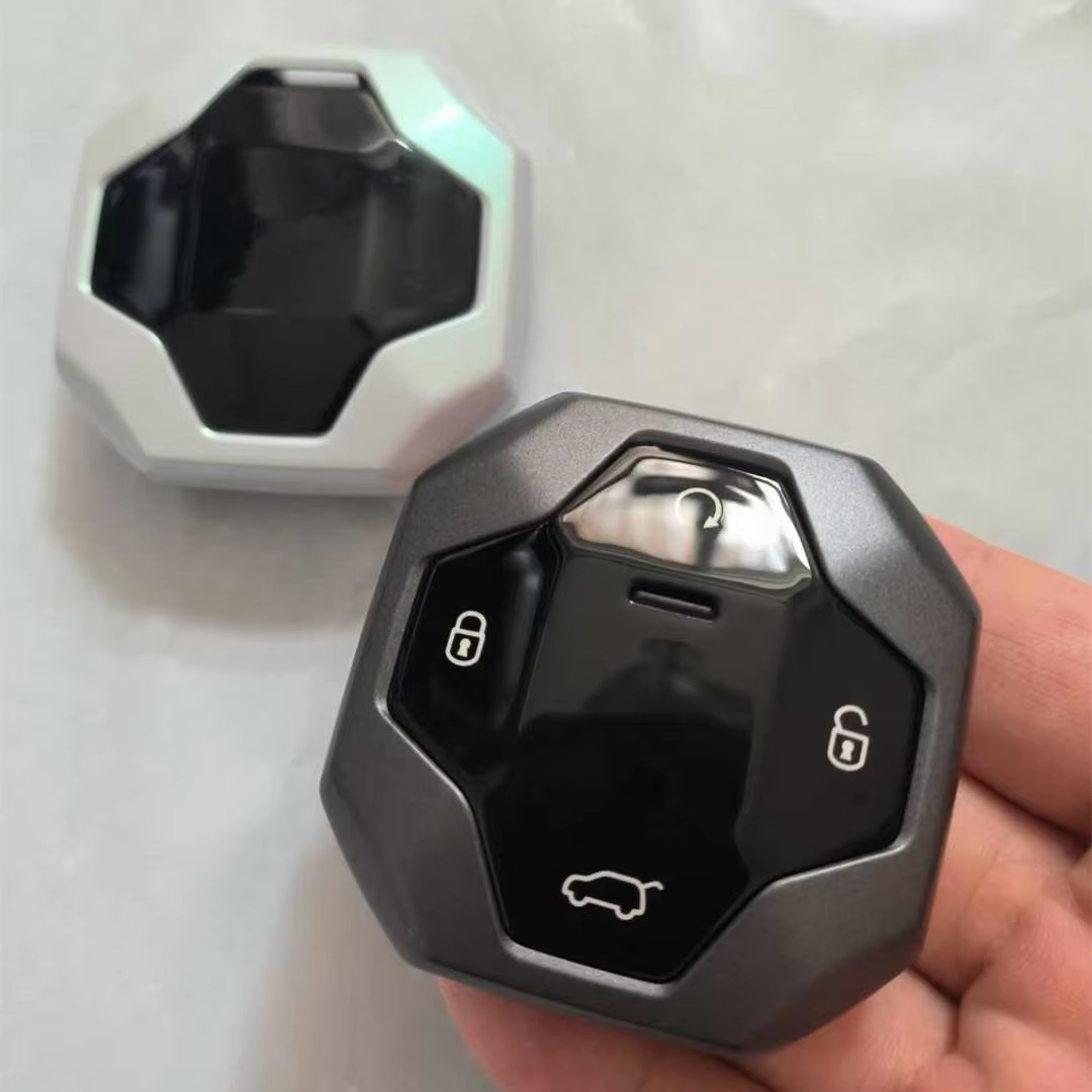 صينية مع تمرية ثلاثية معدنية بنقوش هندسية