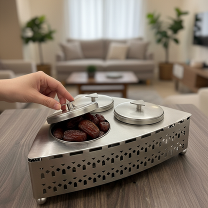 صينية مع تمرية ثلاثية معدنية بنقوش هندسية