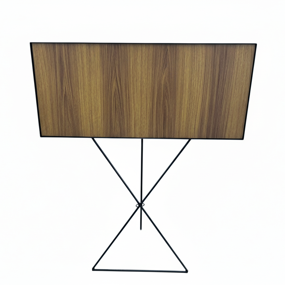 طاولة حديثة بتصميم معدني