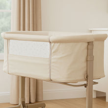 سرير أطفال بجانب سرير الام