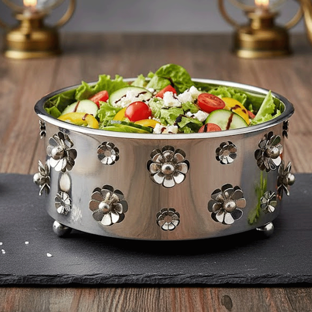 وعاء سلطة معدني بزخارف ورد