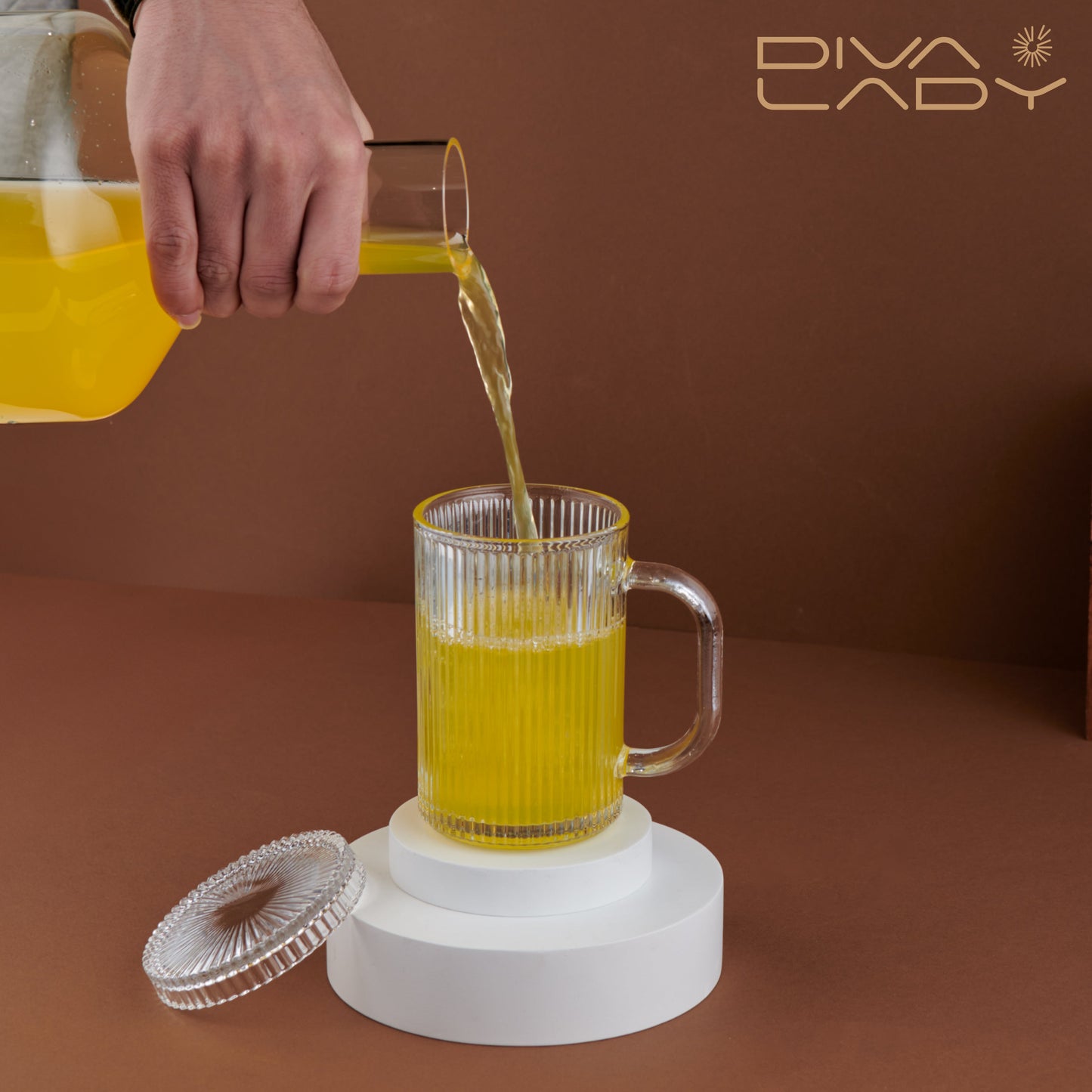 كوب زجاج بغطاء