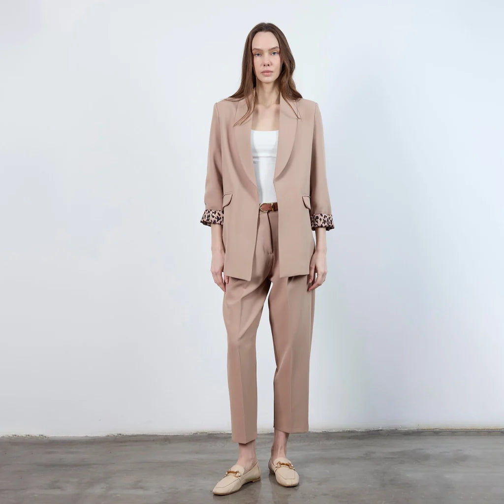 جاكيت نسائي بياقة ممددة