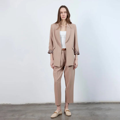 جاكيت نسائي بياقة ممددة