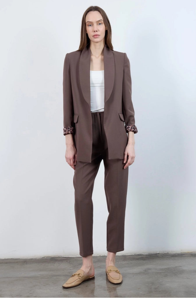 جاكيت نسائي بياقة ممددة