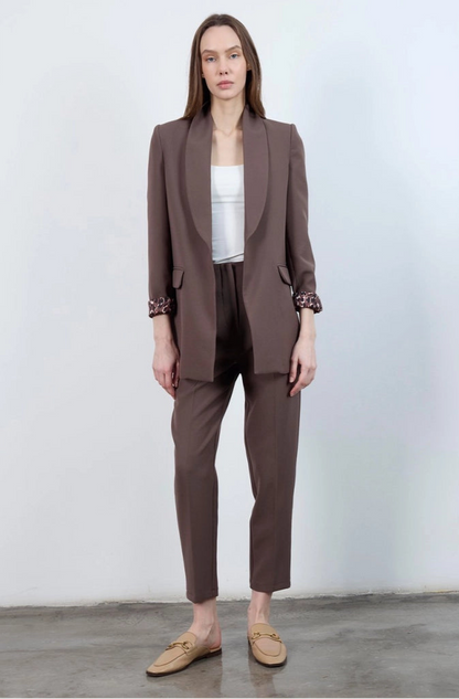 جاكيت نسائي بياقة ممددة