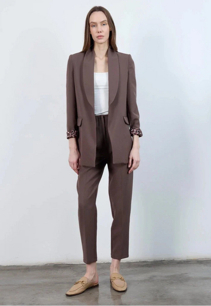 جاكيت نسائي بياقة ممددة