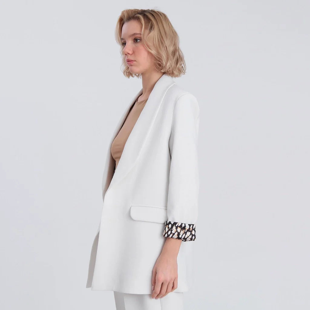 جاكيت نسائي بياقة ممددة