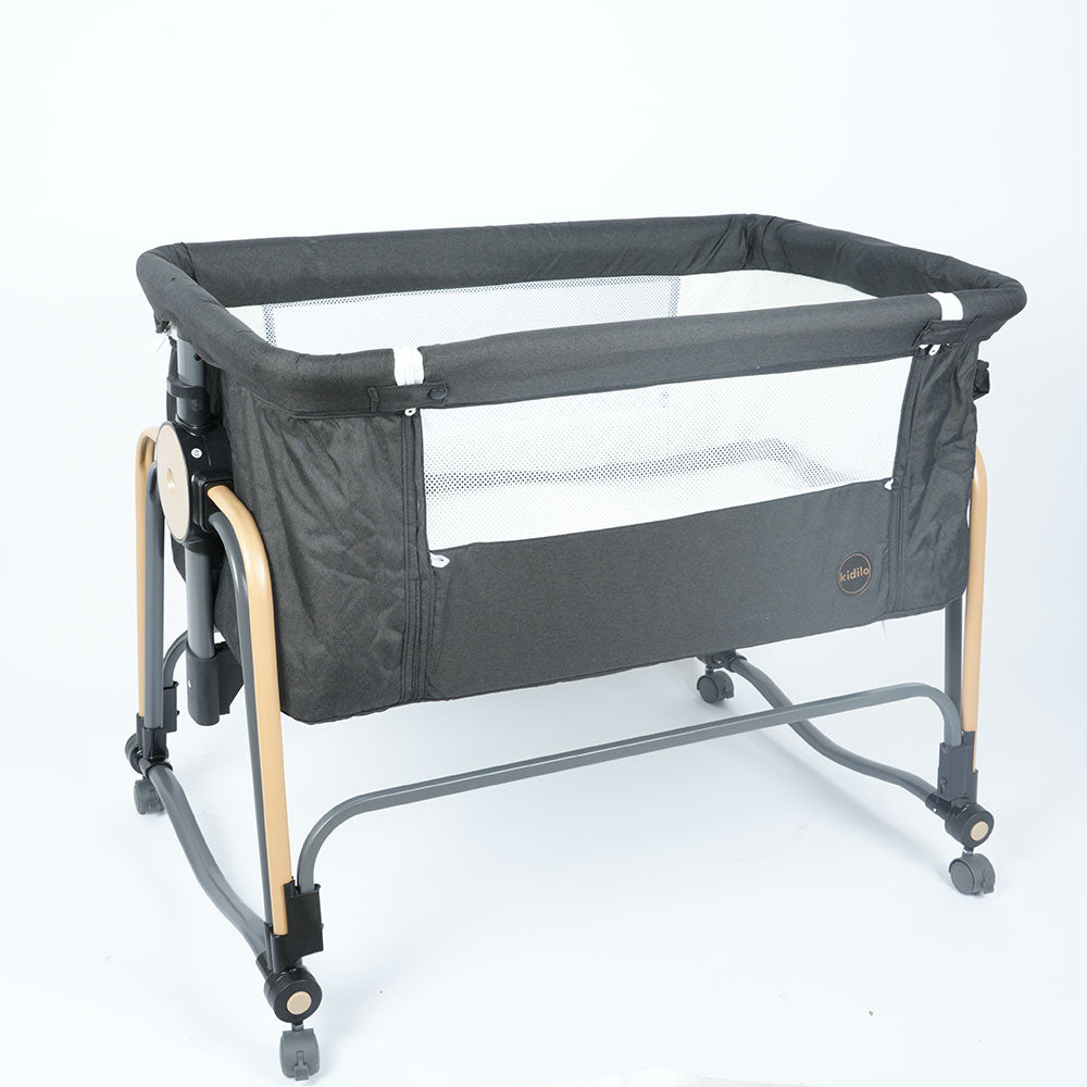 سرير أطفال مع غطاء