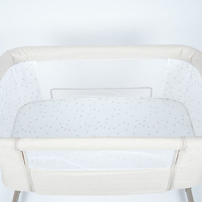 سرير أطفال بجانب سرير الام