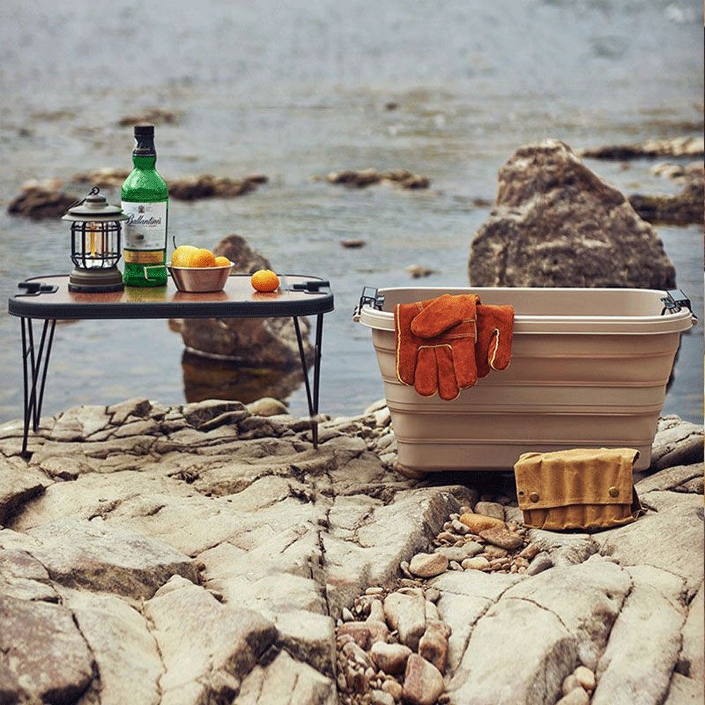 سلة  مع طاولة خشبية