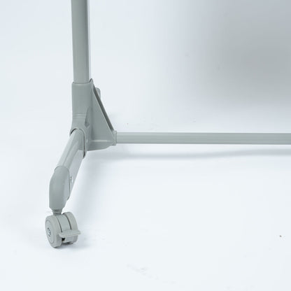 سرير أطفال بجانب سرير الام