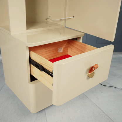 خزانة مع علاقات وأرفف وأدراج