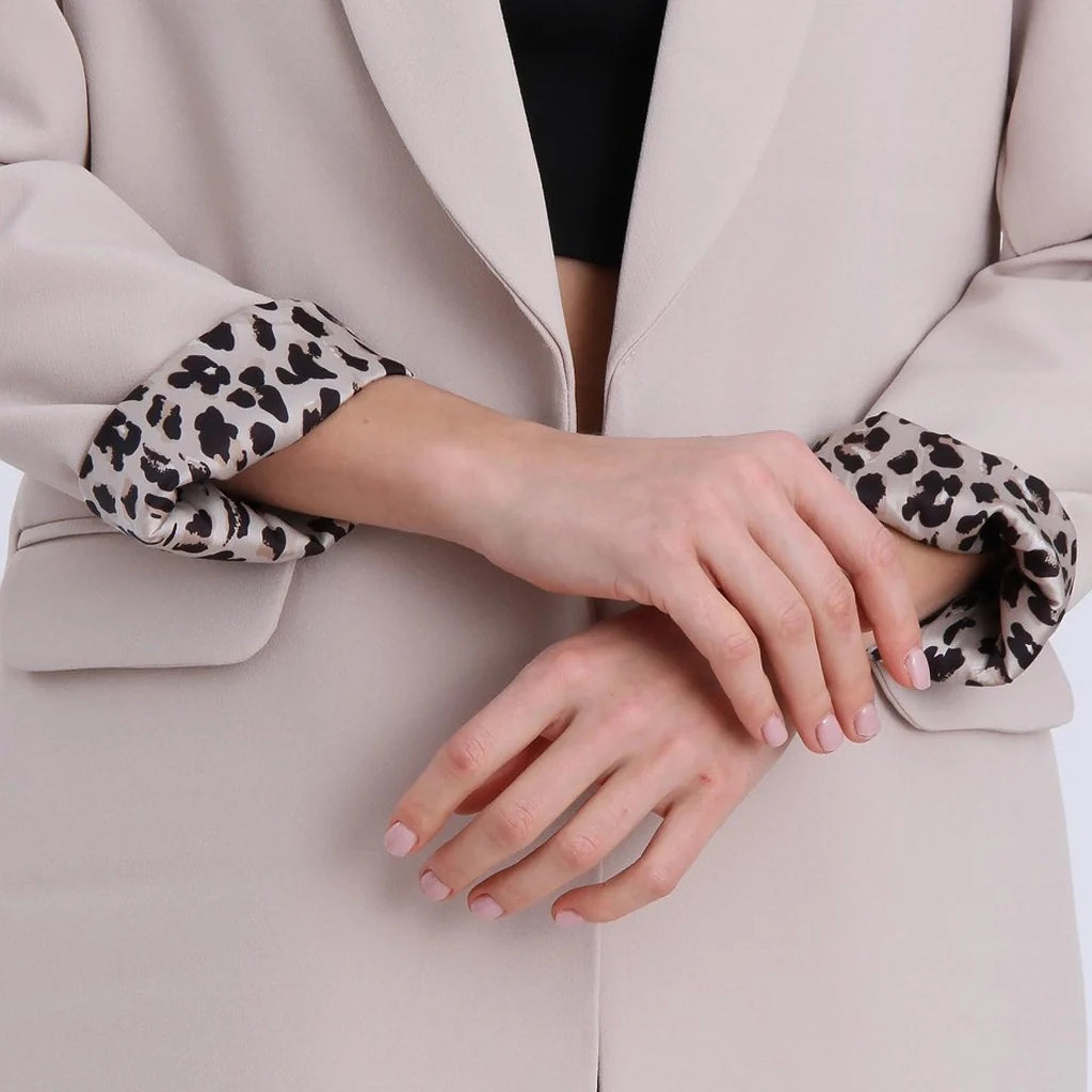 جاكيت نسائي بياقة ممددة