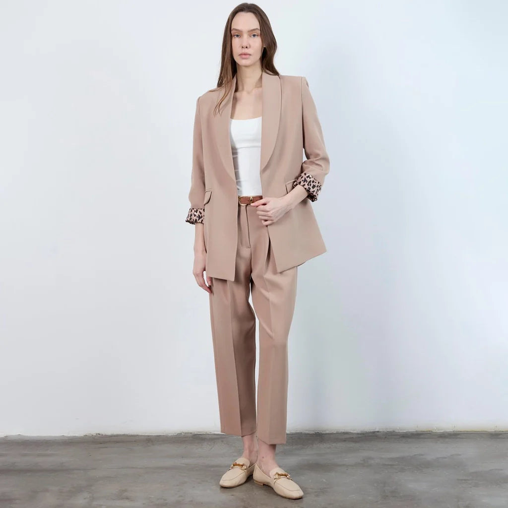 جاكيت نسائي بياقة ممددة