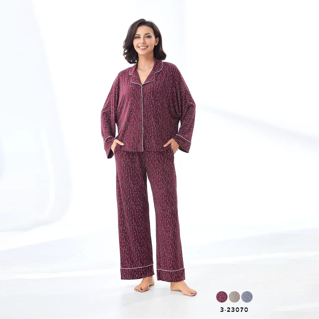 بيجامة نسائي بياقة مدببة