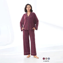 بيجامة نسائي بياقة مدببة