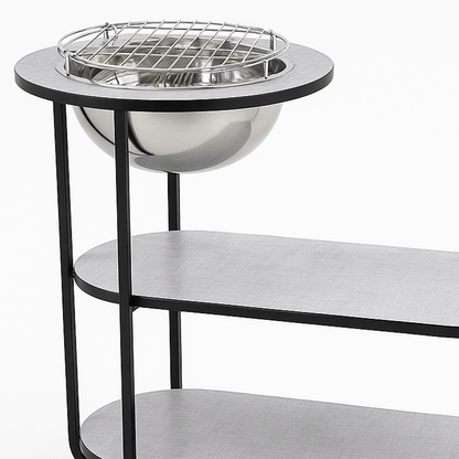 طاولة خشب وعدة شواء معدنية