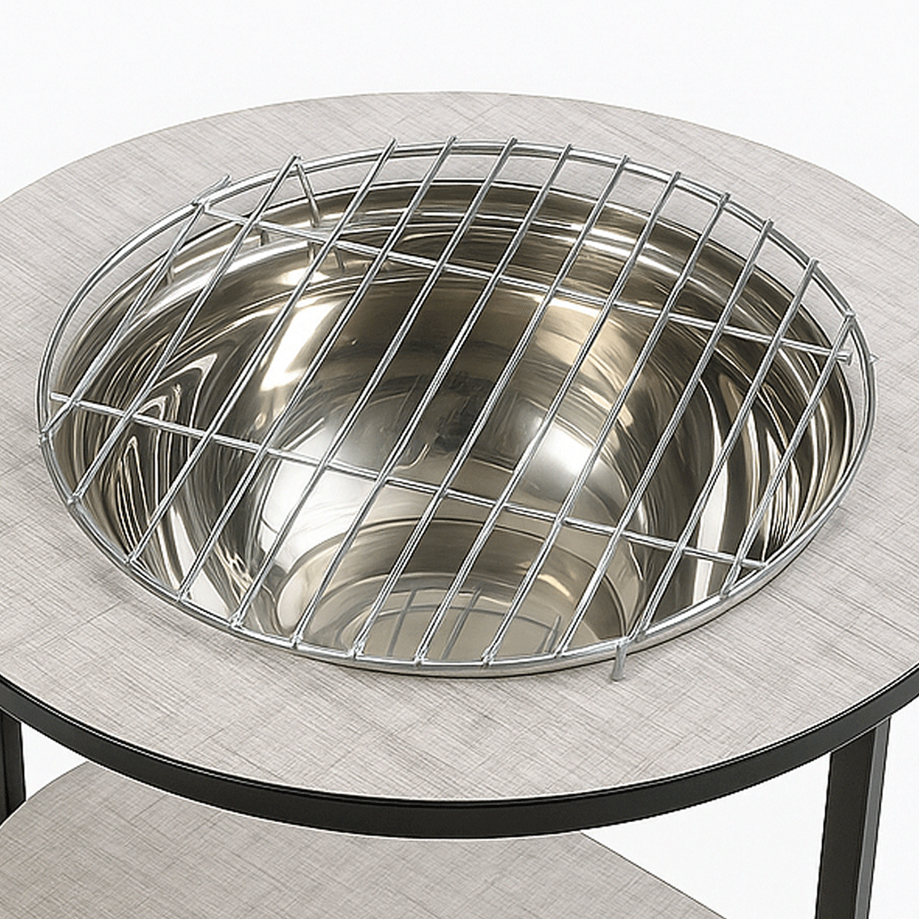 طاولة خشب وعدة شواء معدنية