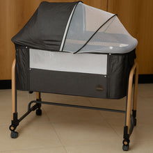 سرير أطفال مع غطاء